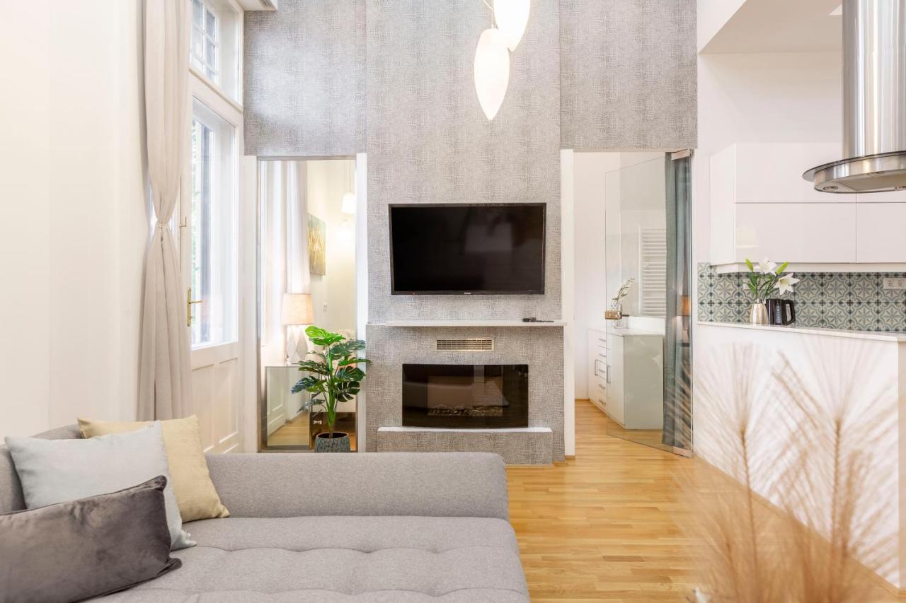 Luxurious & Spacious Downtown Residence In Liszt Ferenc Square Budapest Exterior photo
